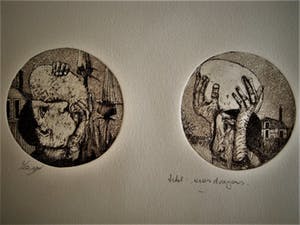 Niet of onleesbaar gesigneerd - grote Gesigneerde Surrealistische Ets "de Eierdragers" 1978 kopen? Bied vanaf 10!