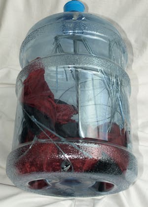 Niet of onleesbaar gesigneerd - Installatie-kunst , Paraplu + Watertank – ca 2003 kopen? Bied vanaf 1!