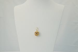 2531- Bijzondere 18 karaats - opengewerkte geel-gouden filigrain bol hanger kopen? Bied vanaf 110!