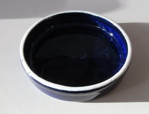 Niet of onleesbaar gesigneerd - WAKU diep blauwe aardewerken theepot met rieten hengsel kopen? Bied vanaf 1!