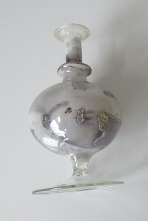 Niet of onleesbaar gesigneerd - Twee Venetiaans glazen parfumflesjes kopen? Bied vanaf 10!