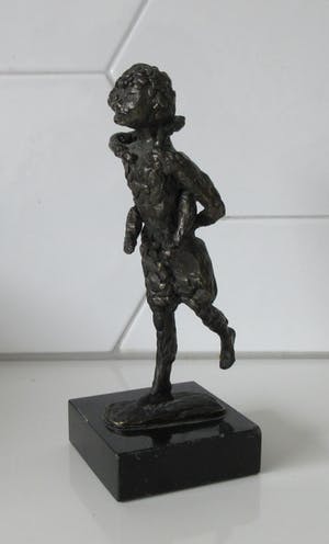 Astrid Veldhuyzen-Koppen - Bronzen Beeld Rennende moeder met kind op haar rug kopen? Bied vanaf 48!