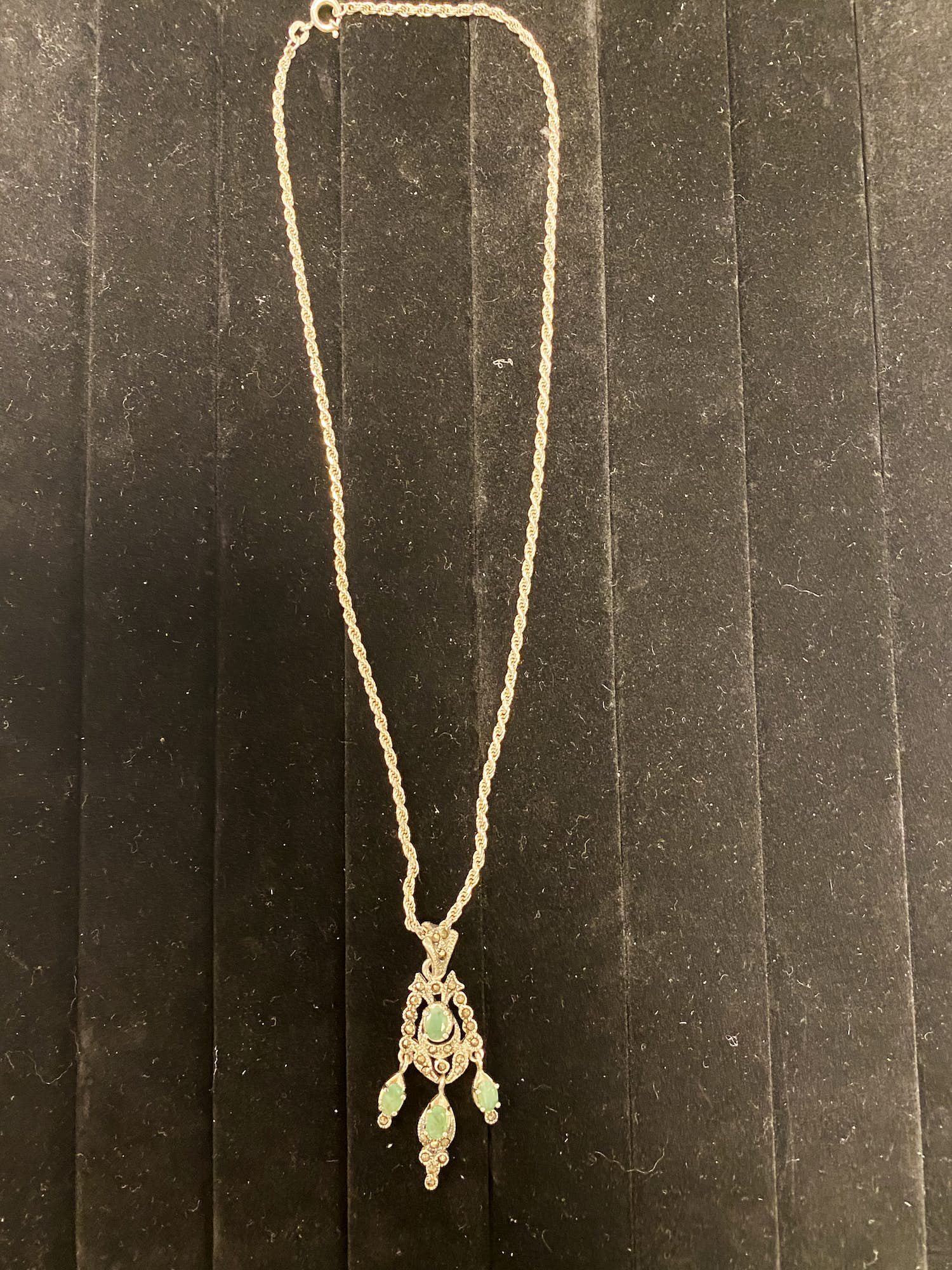 Zilveren Ketting met hanger bezet met emerald kopen? Bied vanaf 40!