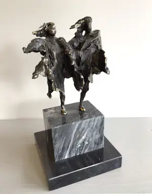 Bernadette Leijdekkers - Sculptuur “ Samen de tegenwind doorstaan “ kaufen? Bieten Sie von 119!