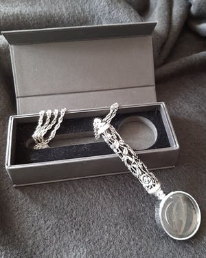 Niet of onleesbaar gesigneerd - Vergrootglas aan een ketting kopen? Bied vanaf 1!