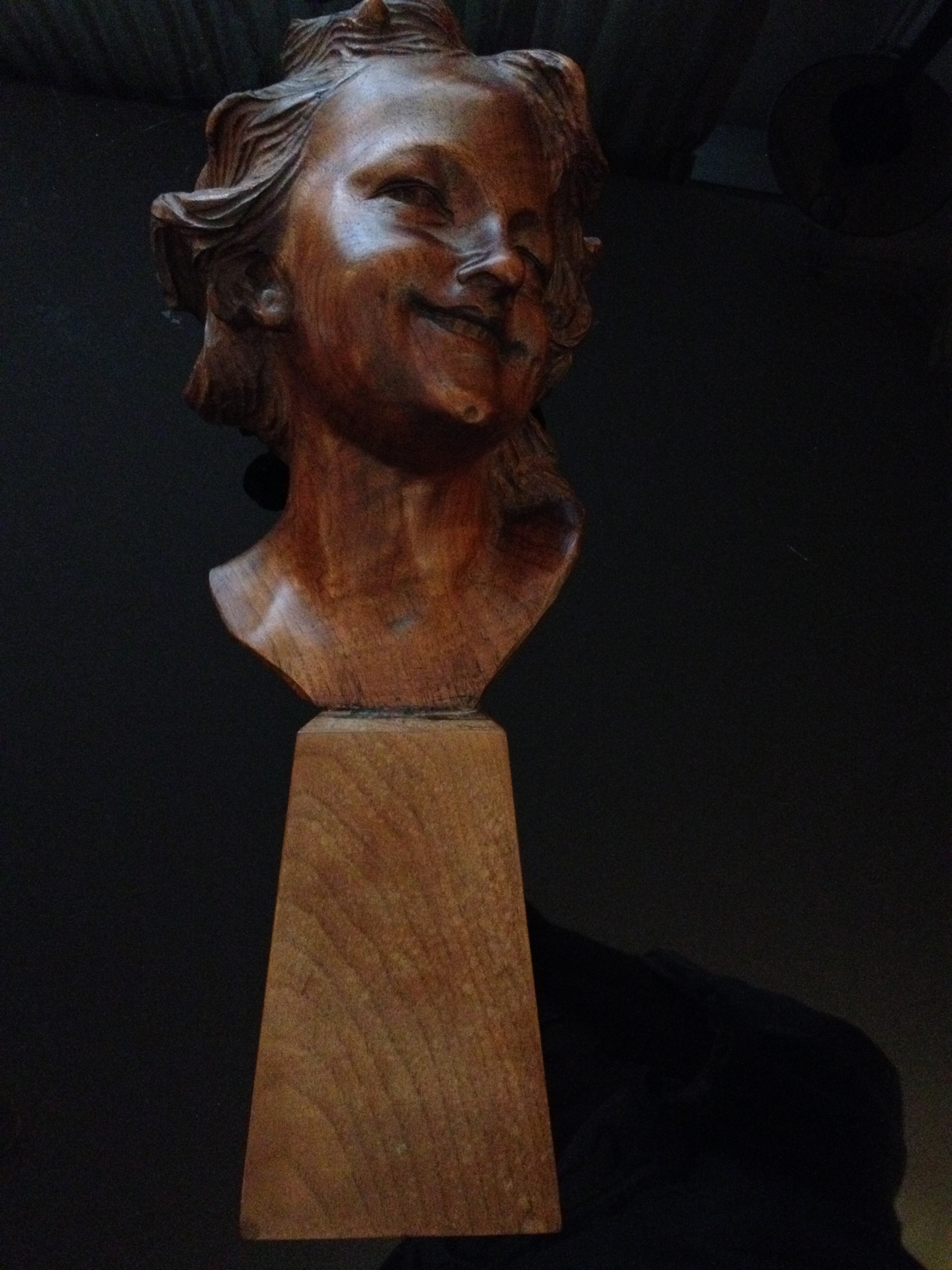 Niet of onleesbaar gesigneerd - Kinderportret in hout, ca 1900, naar Jean-Baptiste Carpeaux, ‘Buste d’enfant’ verkocht voor € 40!