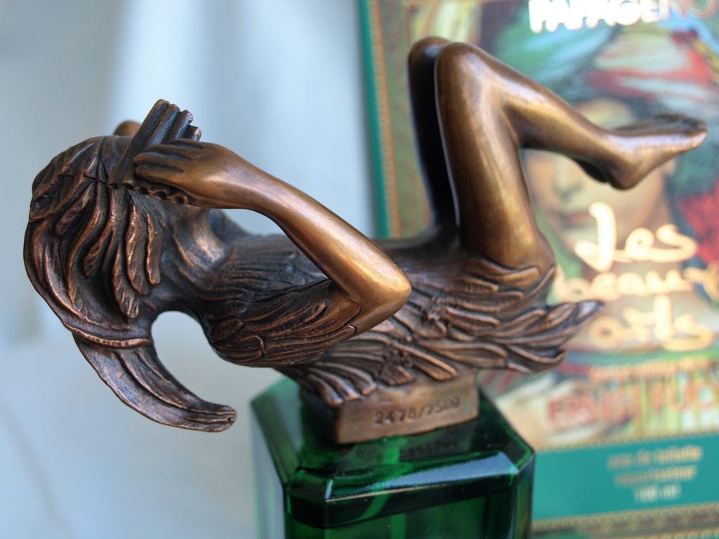 Ernst Fuchs - Bronzen beeld op parfumfles , Papageno – 1998  kopen? Bied vanaf 175!