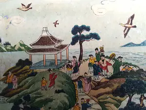 Niet of onleesbaar gesigneerd - Fraai hand beschilderd Japans dienblad met miniatuur personages kopen? Bied vanaf 1!