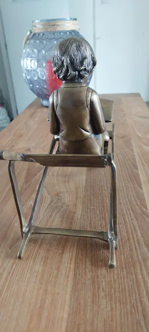 Brons (Onbekend) - Bronzen beeld; zittend meisje met boek, op strandstoel kopen? Bied vanaf 150!