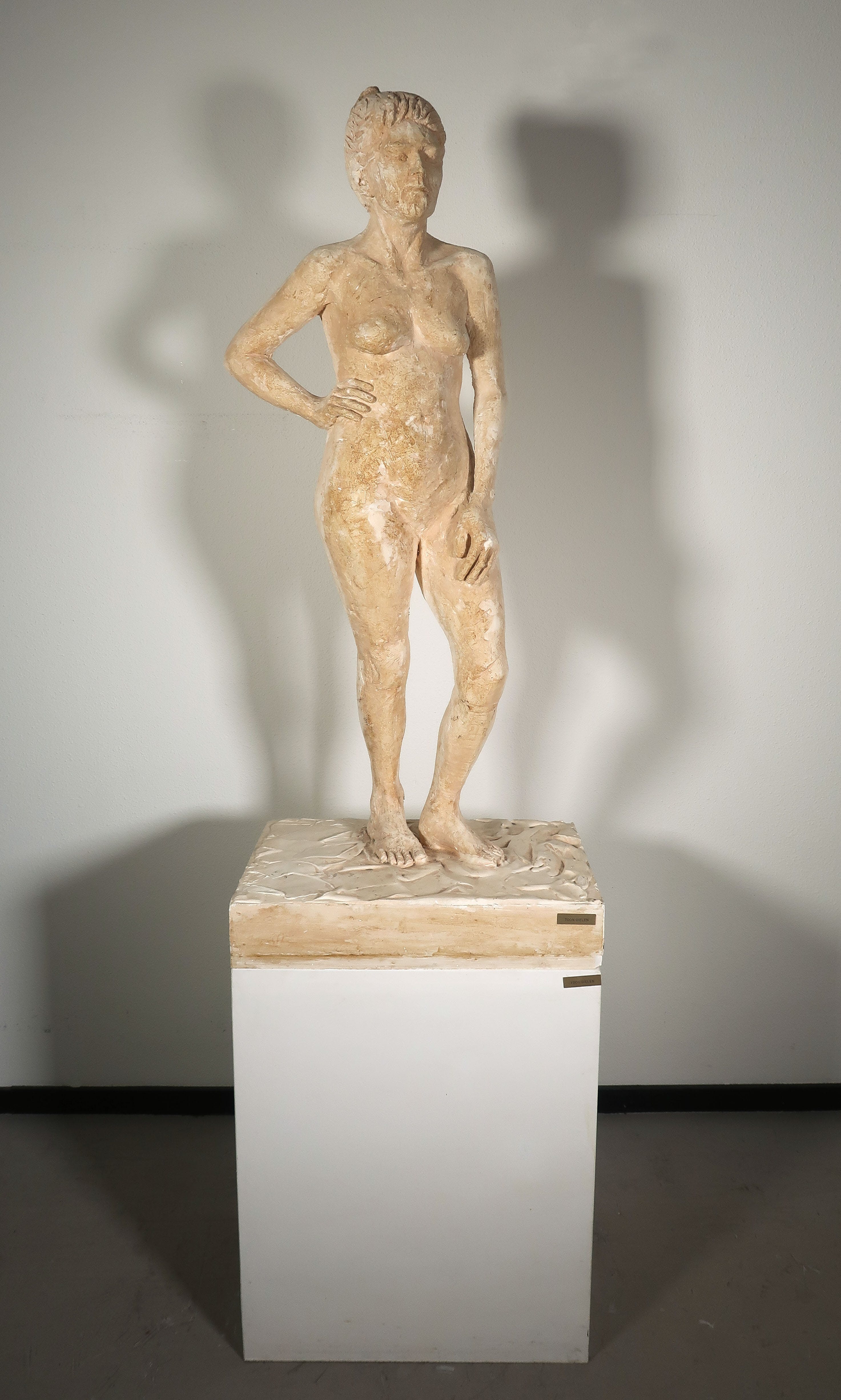 Toon Gielen - Beschilderd keramiek, Naakte vrouw op sokkel kopen? Bied vanaf 50!