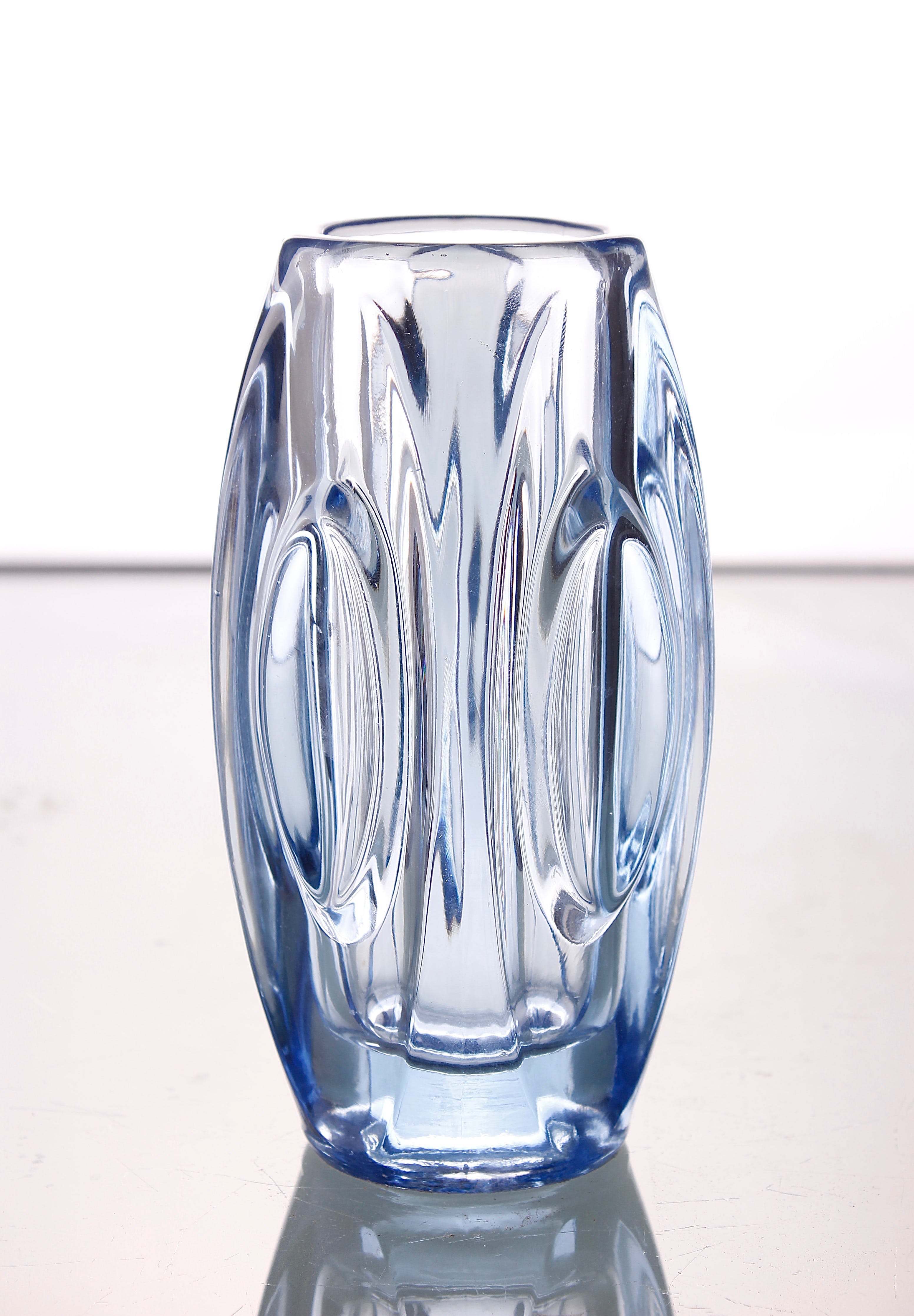 Sklo Union - Rosice - Rudolf Schrotter lichtblauwe 'Bullet' vaas | Tsjechoslowakije | 1955 verkocht voor € 19!