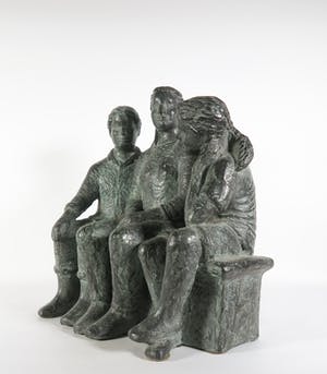 Karin Beek - Groot en zwaar bronzen beeld van drie zusjes op een bankje kopen? Bied vanaf 1000!