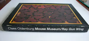 Claes Oldenburg - Chocoladedoos met boekwerk: Mouse Museum/Ray Gun Wing kopen? Bied vanaf 50!