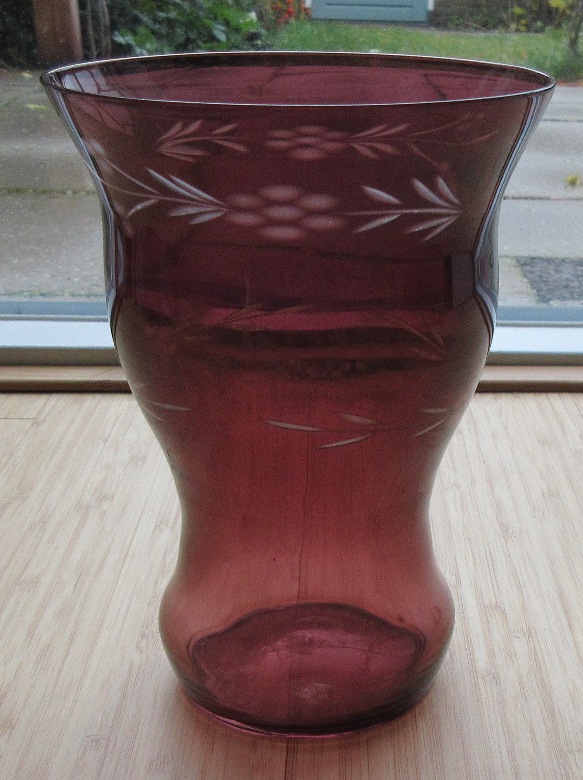 Niet of onleesbaar gesigneerd - Amethyst geslepen art deco kristallen vaasje verkocht voor € 1!