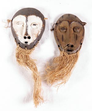 Lega - Lot van twee paspoortmaskers met een raffiabaard kopen? Bied vanaf 1!