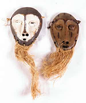 Lega - Lot van twee paspoortmaskers met een raffiabaard verkocht voor € 1!