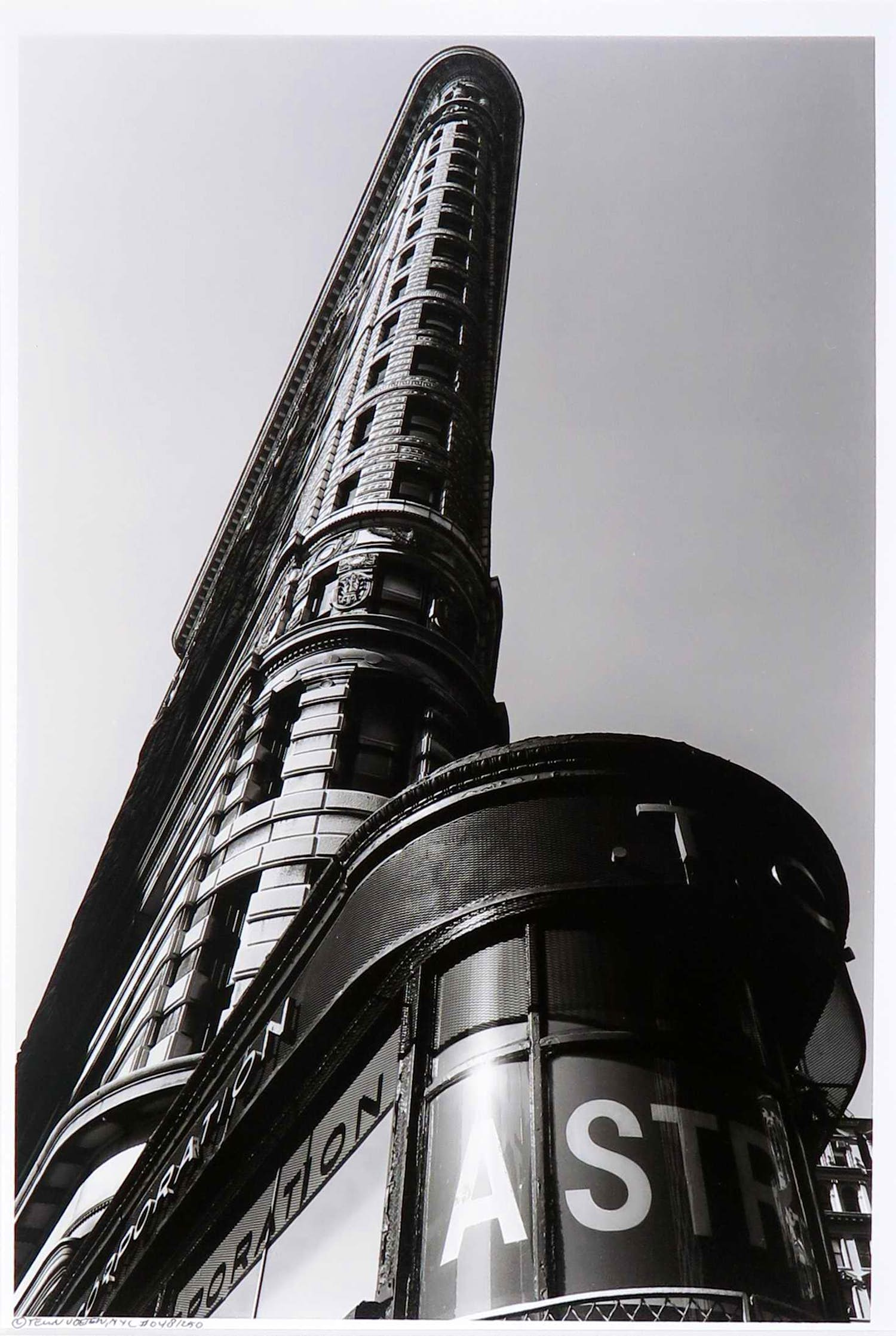 Buy Teun Voeten - Fotografie, Flat Iron Building NYC? Bid from 40!