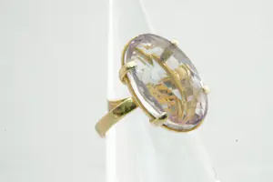 27 - Klassieke 18 Krt geel gouden ring met grote ovalen zeer licht roze Amethist kopen? Bied vanaf 210!