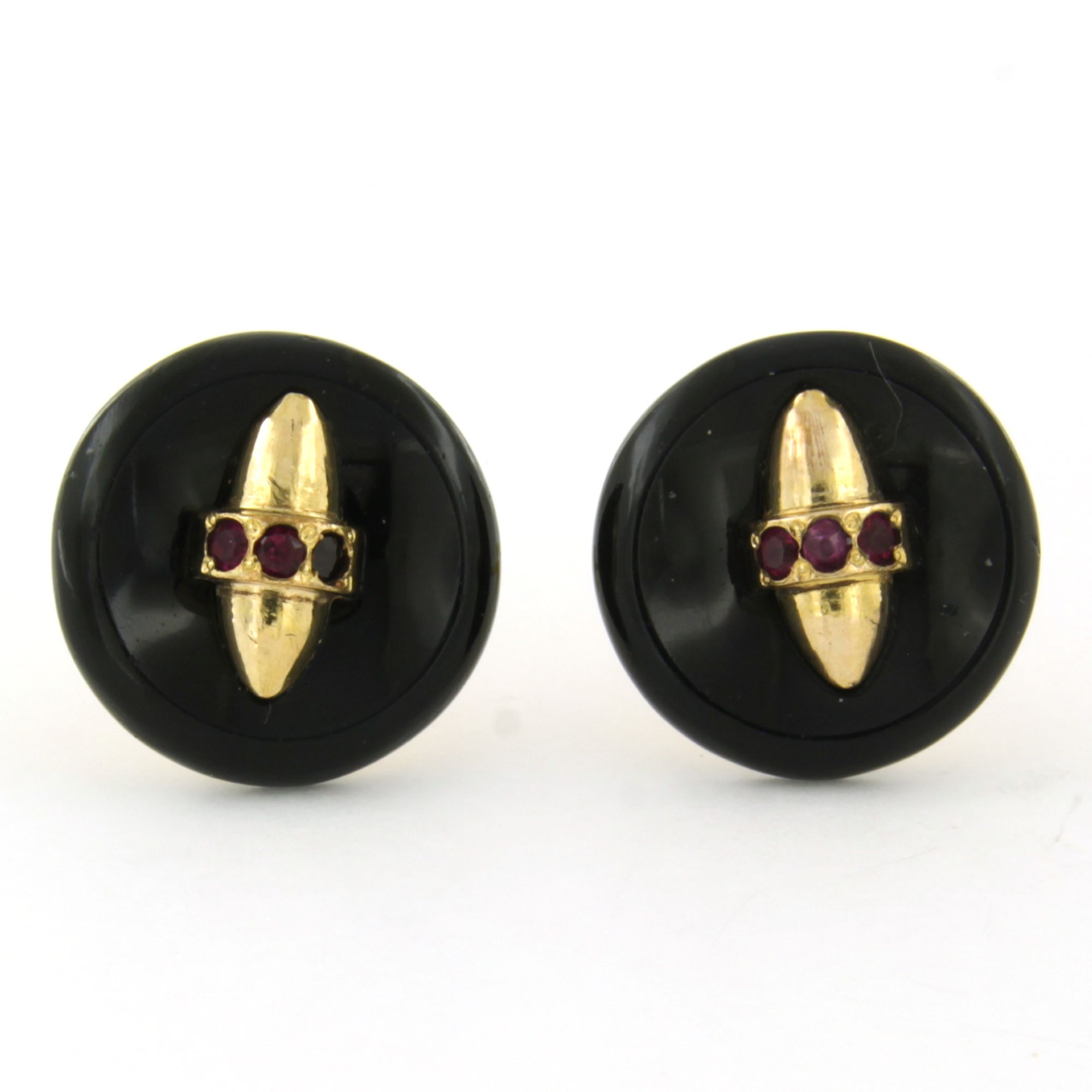 BWG gele oorknoppen bezet met robijn en onyx – 6.4 gram kopen? Bied vanaf 310!