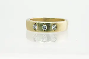 80 - Massieve 14krt geel-goud & diamanten 3 steens ring ca. 0.15crt briljant kopen? Bied vanaf 300!