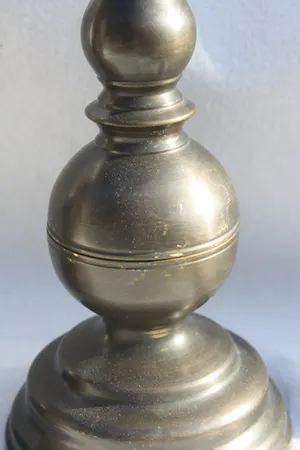 Niet of onleesbaar gesigneerd - Twee Fraaie Oude Bronzen Pen Kandelaars kopen? Bied vanaf 1!