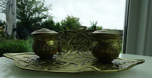 Curiosa - Art Nouveau koperen inkststel: blad-, inktpot, zandpotje en houders voor pennen kopen? Bied vanaf 75!