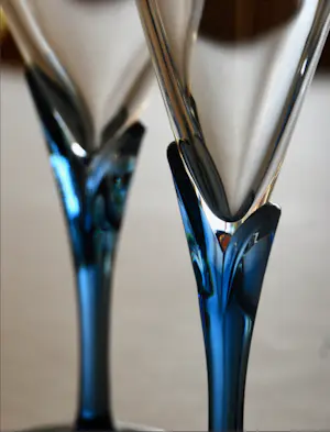 Niet of onleesbaar gesigneerd - 12 vintage saffierblauwe flûtes champagne in art deco stijl - Luigi Bormioli kopen? Bied vanaf 1!