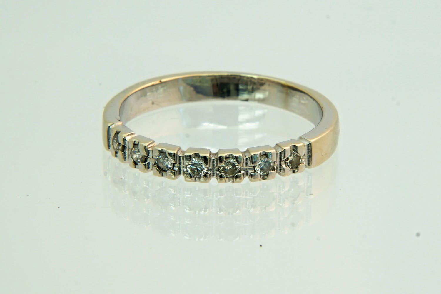 8 - Elegante 14Kt wit goud & diamanten ring met 7 briljanten ca. 0.25ct diamant kopen? Bied vanaf 220!
