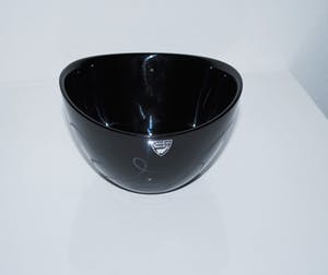 Orrefors - Zwart kristallen kom met geetst patroon - design Ingegerd Råman 2003 kopen? Bied vanaf 30!