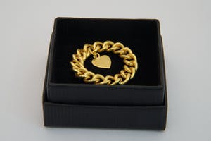 2535 - mooie 22 karaats geel-gouden schakelring met harthangertje - gekeurd kopen? Bied vanaf 370!