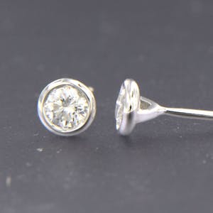 18K Goud - witgouden solitair oorknoppen bezet met briljant geslepen diamant 0.24 caraat kopen? Bied vanaf 300!