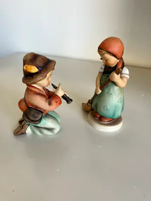 Porzellanfabrik W. Goebel - Spelende jongen met fluit - TMK6/ meisje met bezem - TMK5 kopen? Bied vanaf 79!
