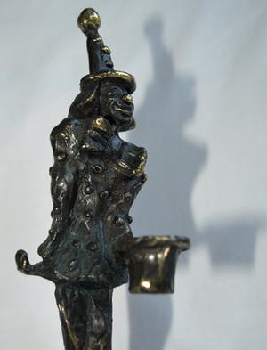 Corry Ammerlaan - Beeldje van verbronsd tin op kunstmarmeren voet , “CliniClown“ , Clown met hoed kopen? Bied vanaf 25!