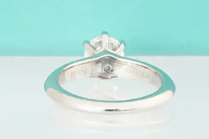 49 - Tiffany & Co. Platina solitairring gezet met 0.75 crt diamant kopen? Bied vanaf 3000!