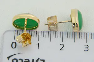 74 - Een paar elegante 14krt geel gouden oorstekers met groene stenen kopen? Bied vanaf 130!