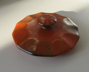 Arnhemsche Fayencefabriek - Art deco oranje zwarte platelen Bonbonniere of suikerpot kopen? Bied vanaf 25!