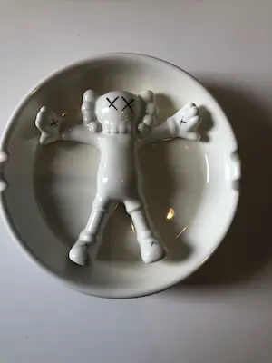 KAWS - Original Fake Ashtray (2X) kopen? Bied vanaf 200!