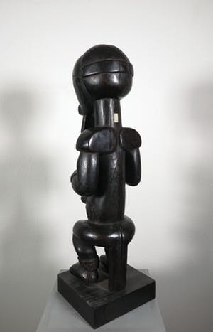 Fang Ntumu - Hout en koper, Zittend mannenfiguur kopen? Bied vanaf 1!