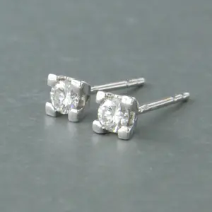 18k wit gouden solitair oorknoppen met briljant geslepen diamant tot. 0,22ct kopen? Bied vanaf 300!