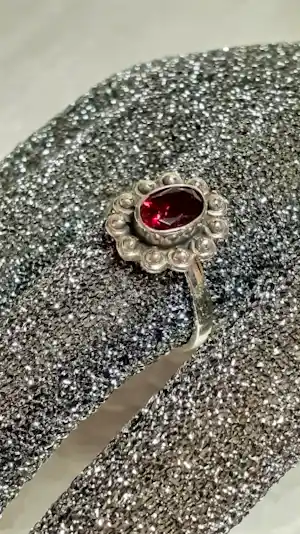 Buy Nieuwe zilveren ring met facet geslepen granaat? Bid from 50!