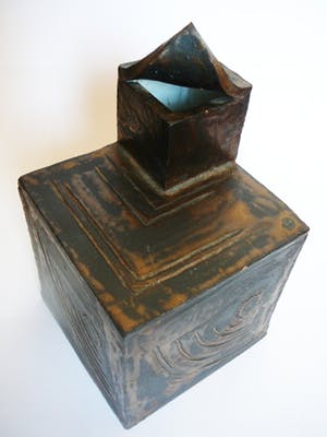 Niet of onleesbaar gesigneerd - Gestapelde kubussen -chamotte klei- kopen? Bied vanaf 10!