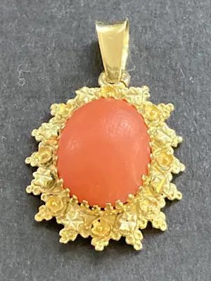 Acheter14 karaats geelgouden hanger met een ovaal cabochon geslepen bloedkoraal? Enchérissez de 60!