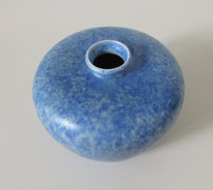 Niet of onleesbaar gesigneerd - Twee blauwe art deco aardewerk vaasjes - Engeland kopen? Bied vanaf 1!
