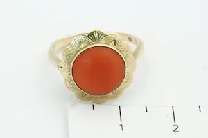 94 - Klassieke 14krt geelgouden ring met grote cabuchon geslepen bloedkoraal. kopen? Bied vanaf 90!