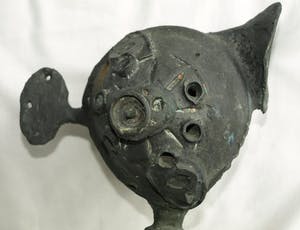 Niet of onleesbaar gesigneerd - Bronzen beeld op betonnen voet , "Autoclaxon" kopen? Bied vanaf 1!