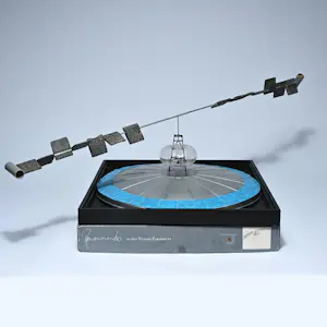 Panamarenko - Beeld: vliegend eiland in houten plateau + originele doos met beschrijving kopen? Bied vanaf 1995!