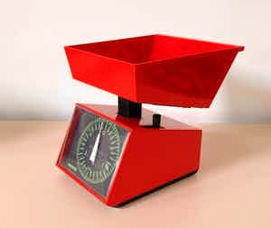 Niet of onleesbaar gesigneerd - Rode Space Age Keukenweegschaal van EKS verkocht voor € 1!