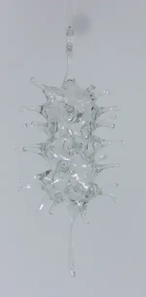 Yvon Trossèl - Diverse speels gevormde glasobjecten ('Bonbonella', 2 kopjes, hanger en vaasje) kopen? Bied vanaf 80!