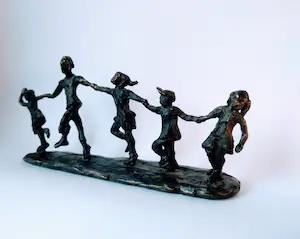 Astrid Veldhuyzen-Koppen - Skulptur von fünf fröhlich tanzenden Kindern, signiert AV im Sockel. kopen? Bied vanaf 25!