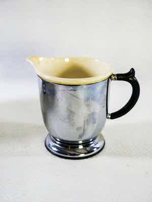 Niet of onleesbaar gesigneerd - Chroom metalen melkkannetje met keramische voering verkocht voor € 1!